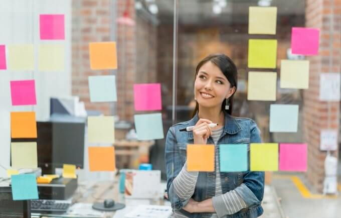 mulher fazendo planejamento com post-its