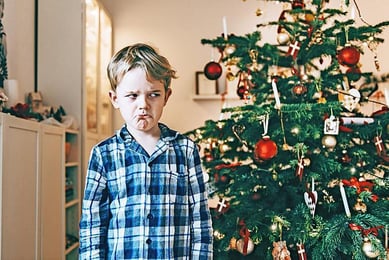 Menino decepcionado no Natal 