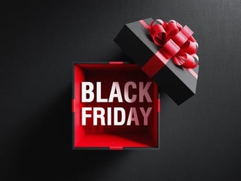 caixa com black friday escrito no interior